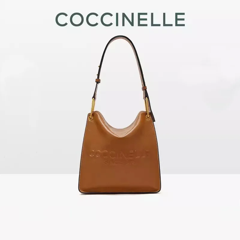 حقيبة موزع الصحف الكبيرة الجديدة من COCCINELLE، حقيبة كتف واحدة من Coccinelle، حقيبة عملية أنيقة متعددة الاستخدامات للركاب