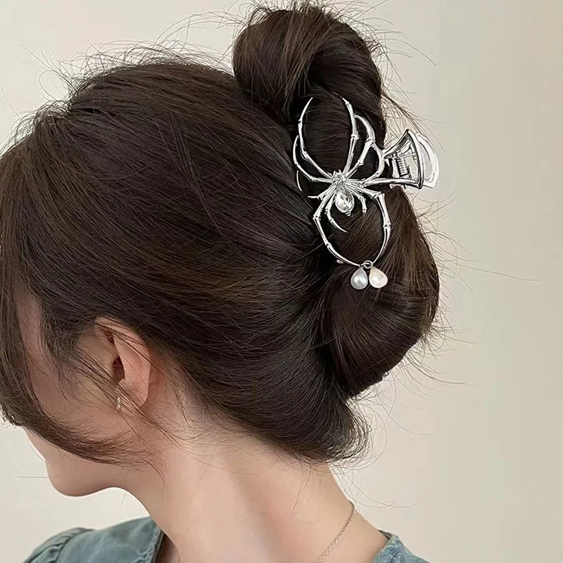 Trendy Gothic Punk Metal Spider Hair Claw Clips with Pearl Charm Design Hair Clips Woman Temperament Heawear Hair Accessories