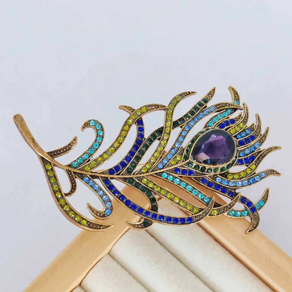 Elegant Temperament Peacock Brooch Temperament Artificial Crystal Metal Feather Badge Personality Slap-up Peacock Lapel Pins