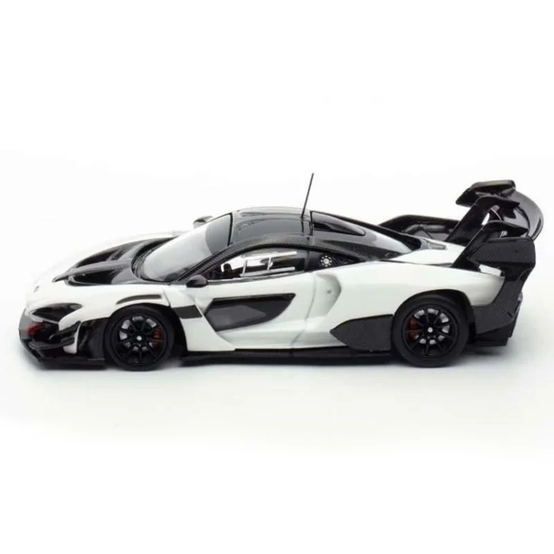 LCD 1:64 Modello di auto Senna Bianco e nero Doppia fila Ornamento in lega Malesia Mostra Veicolo in edizione limitata