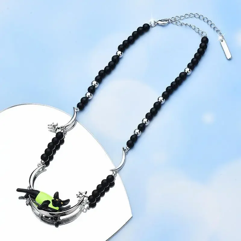 

New necklace, woman holding a moon cat, green dress, neutral style, high street collarbone chain 01
