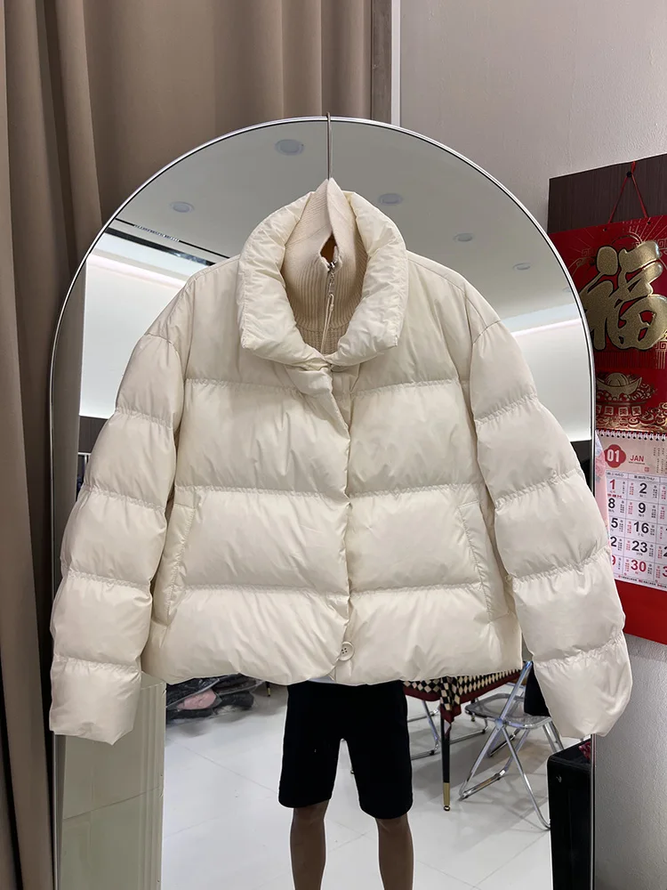 سترة نسائية شتوية جديدة موديل 2025 ذات ياقة ثابتة بلون سادة وبسيطة على الطراز الكوري سترة بيضاء مبطنة للأسفل