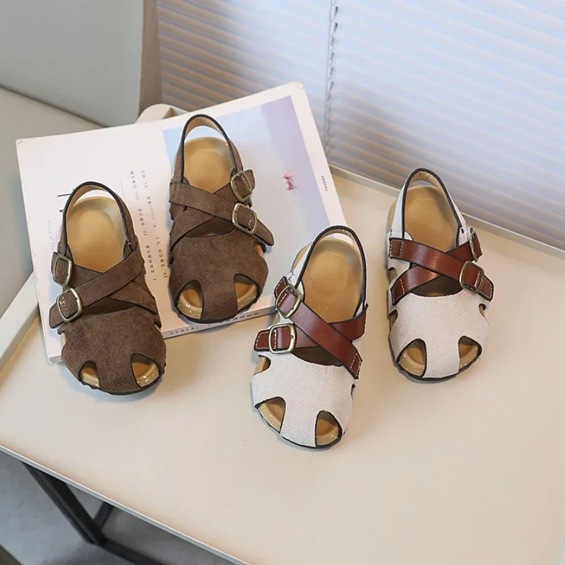 

Новинка 2023 года, летние детские повседневные сандалии для девочек, трендовые простые школьные сандалии с защитой от ударов, модная детская обувь на толстой подошве