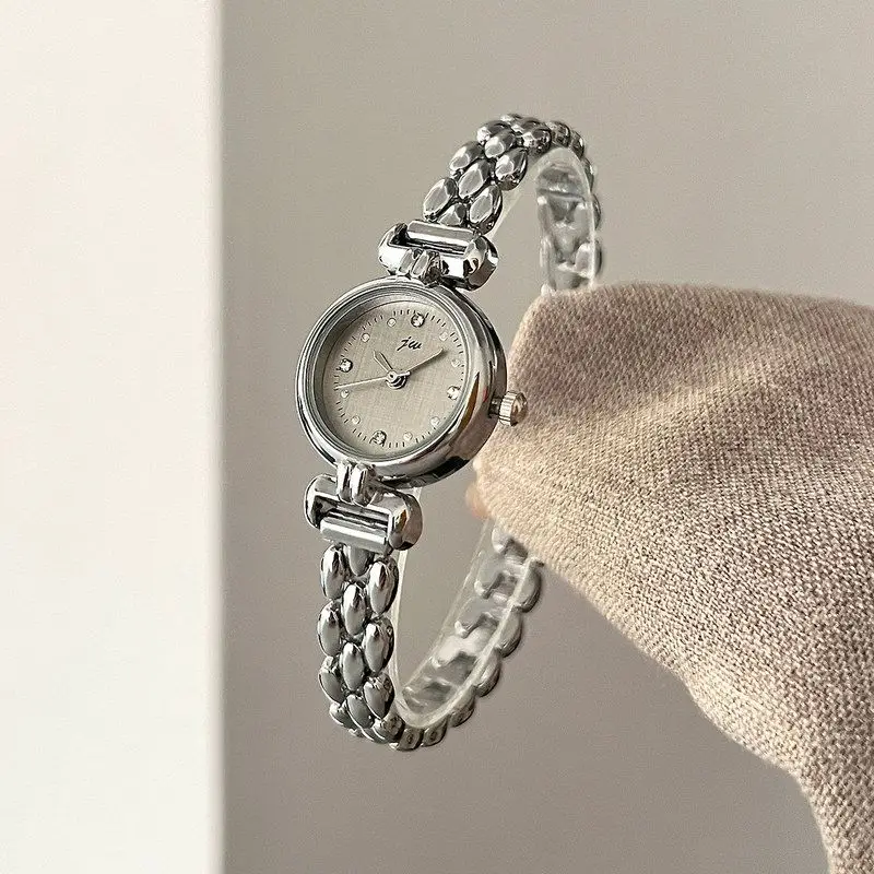 

Vintage Alloy Bracelet WatchPetite And Versatile Women'S Quartz WatchExquisite Women'S WristwatchHighQuality Women'S Wristwatch.