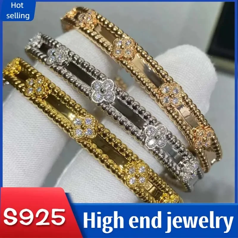 

Simple and fashionable, the first choice for gift giving Diamond studded clover bracelet, classic design, luxurious texture