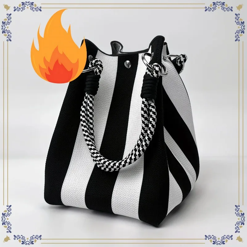 Ce sac  main seau rtro tricot multicolore est simple et bloquant les couleurs, polyvalent et facile  transporter avec vous