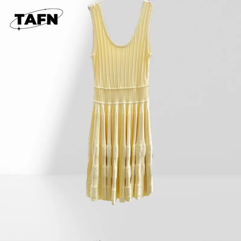 Sukienka kaszmirowa w stylu retro – luksusowy design na co dzień, ekskluzywna moda na lato, wzór na wiosnę.