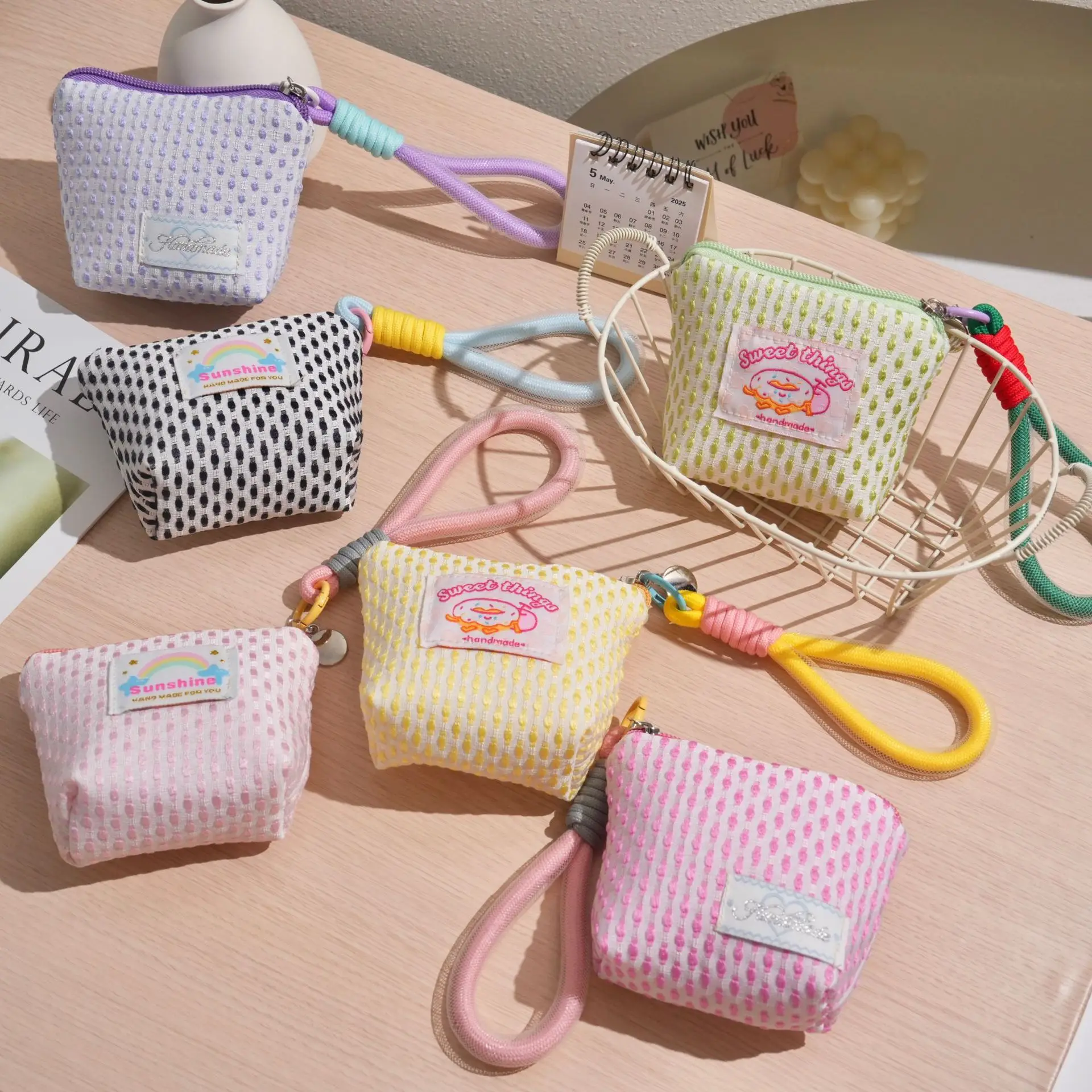 Mesh coin purse, earphone lipstick wrist bag, contrasting travel makeup bag, multifunctional storage bag