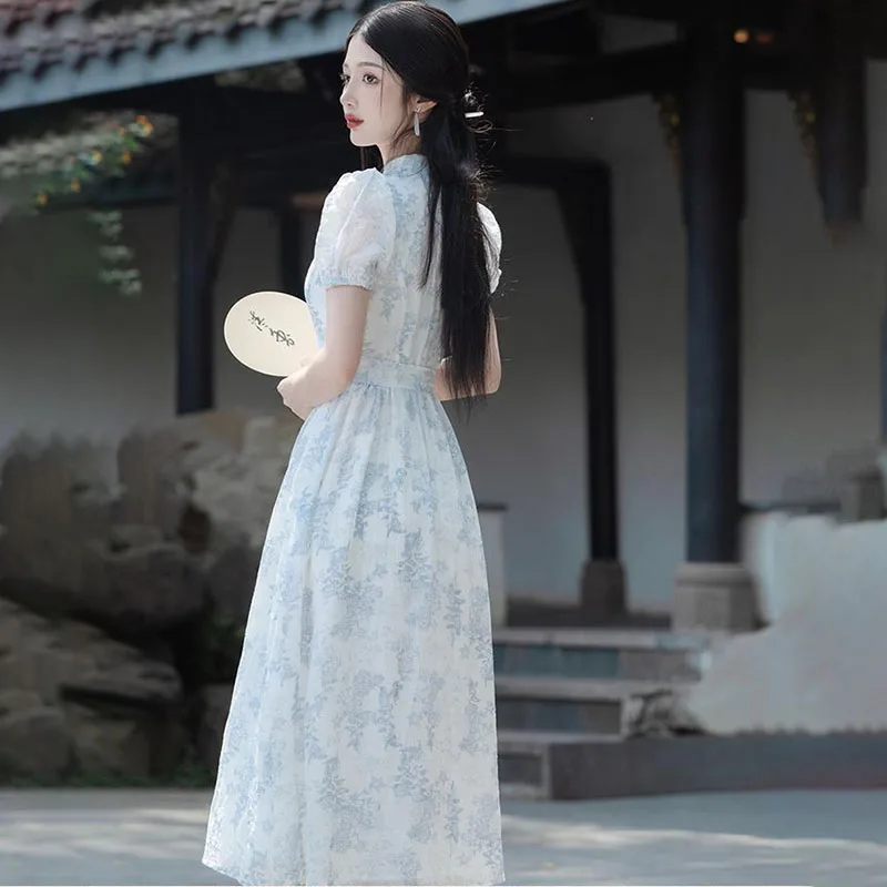 新しい中国国家改良されたチャイナドレスの女性の 2025 夏シックな Y2K ブルー花柄ミッドレングスウエスト半袖ドレス