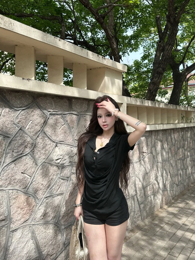 

Новый летний комплект женской одежды Yanlin: топ с открытыми плечами, воротником-стойкой, пуговицами и поясом, а также шорты.