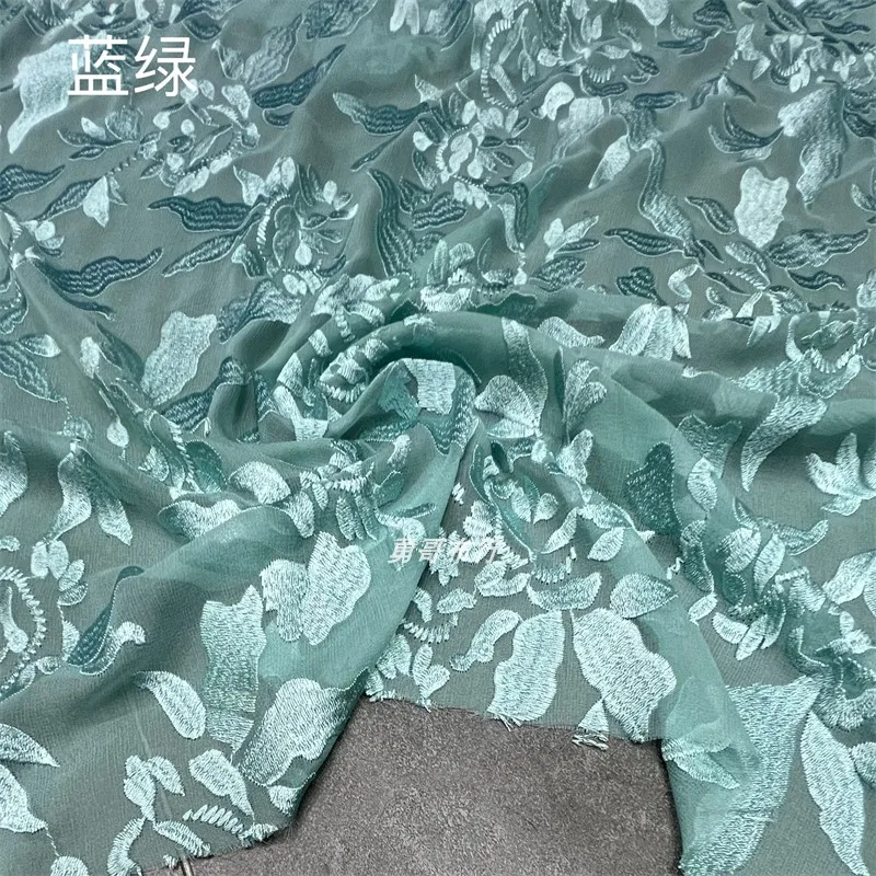 Gonna cava tridimensionale con fodera ricamata in seta traslucida e tessuto per abbigliamento superiore