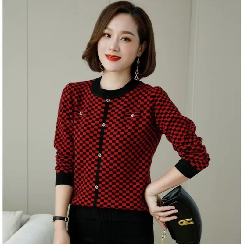 Herbst und Winter Modischer langärmeliger karierter Strickjackenpullover mit Kontrastknöpfen und lockerem Boden