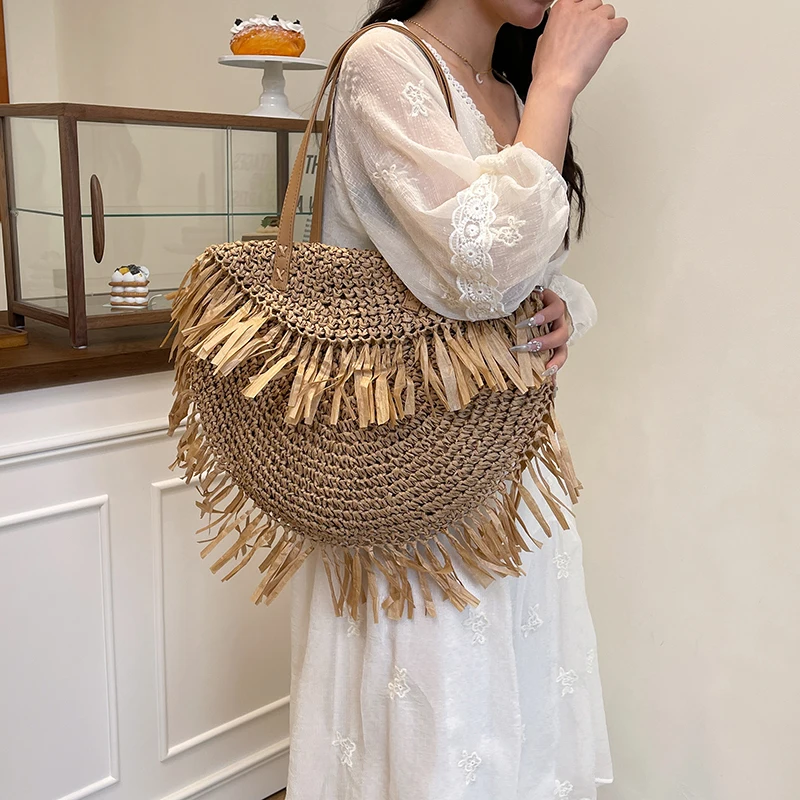 女性スタイリッシュなニットショルダーバッグタッセル付き中空編組バッグ耐摩耗性半円脇の下バッグクレジットカード電話バッグ