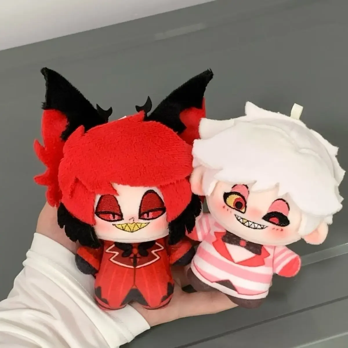 دمية محشوة 10 سم من شخصيات أنمي لعبة Hell Hotel، سير بينتيوس، ألاستور، فوكس، لوسيفر، أنجل، قلادة حقيبة ظهر، سلسلة مفاتيح، هدية عيد الميلاد