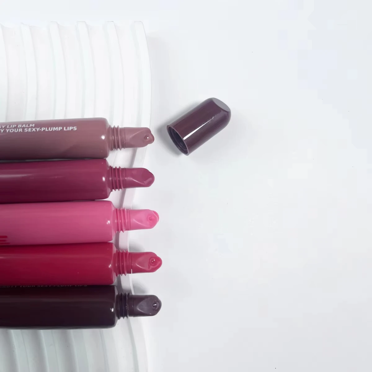 مجموعة بلسم الشفاه الملمع الشفاه مكونة من 5 ألوان - جل سائل مرطب يدوم طويلاً، جوهر العناية بالشفاه وتوت القهوة، هدية عيد الحب