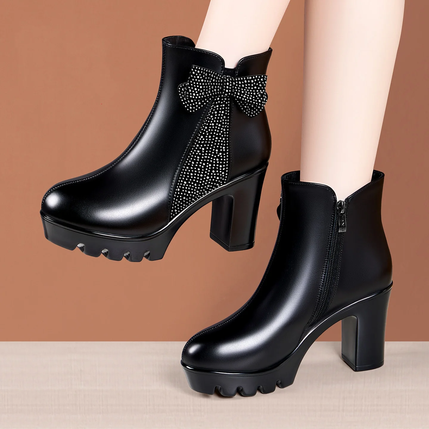 

Элегантные туфли на высоком толстом блоке 9 см, теплые ботинки на платформе, зима 2026, женские ботильоны из мягкой кожи с бантом и стразами, офисные ботильоны
