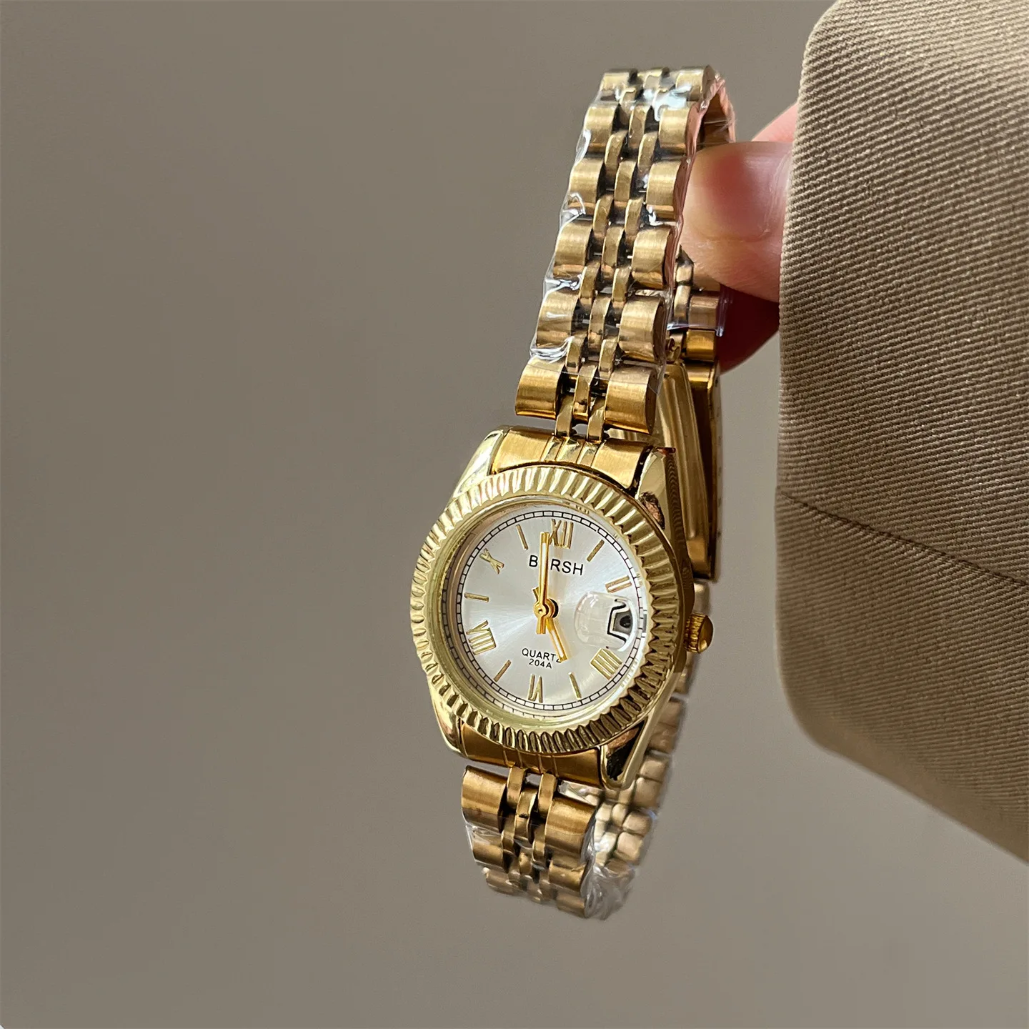 

Women's watchsimple and classicwith calendarversatile gold quartz wristwatch high-end selection of watches women's accessories.