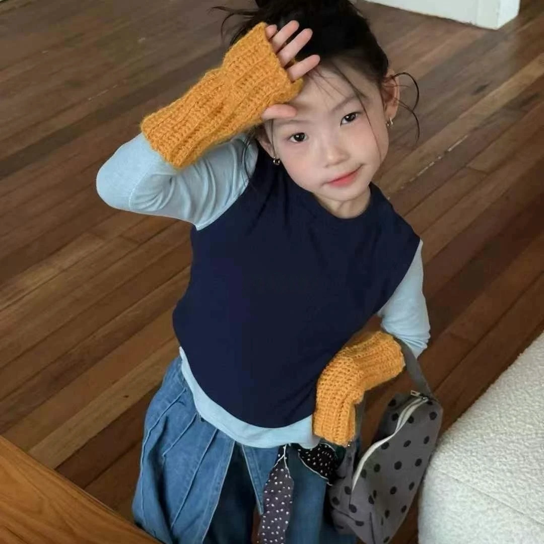 

Костюм для девочек, осень 2023, новая детская одежда, корейский стиль, свободная юбка нестандартной формы для девочек, брюки, жилет, футболка, три комплекта