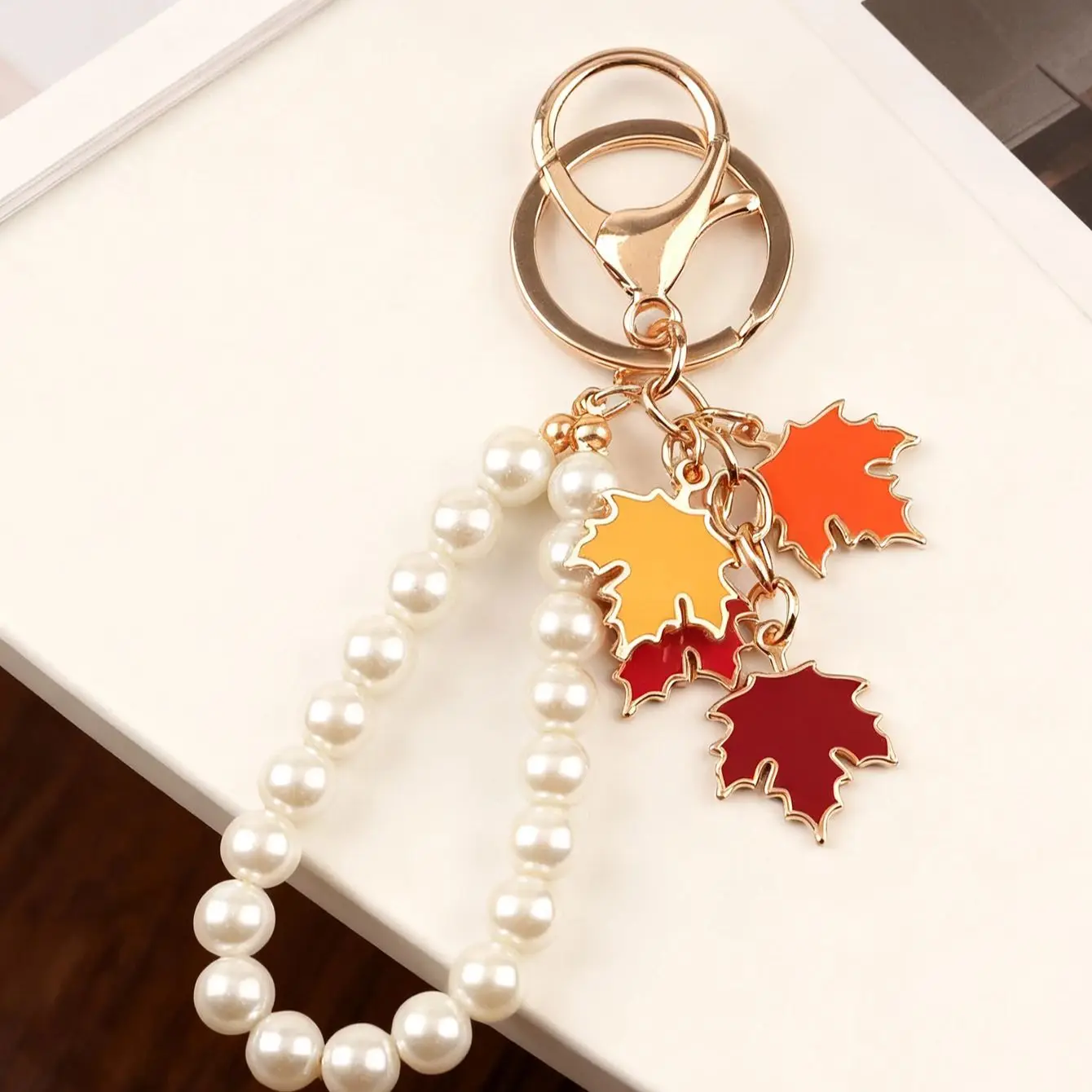 Porte-clés feuille d'érable d'automne avec lanière en perles, porte-clés créatif en émail feuille d'érable, étui pour écouteurs, pendentif décoratif, porte-clés de voiture