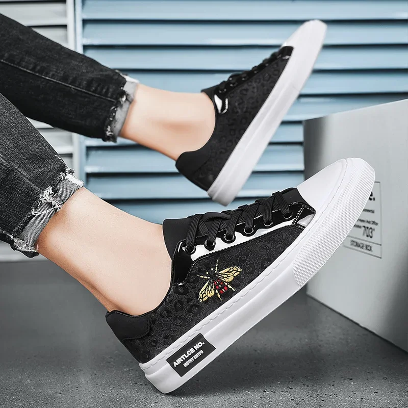 Hot Sale Luxury Gold Sneakers Men Fashion Skulls Casual Skateboard Shoes Men Designer Shoes Embroidered Bee Flats Skate Shoes