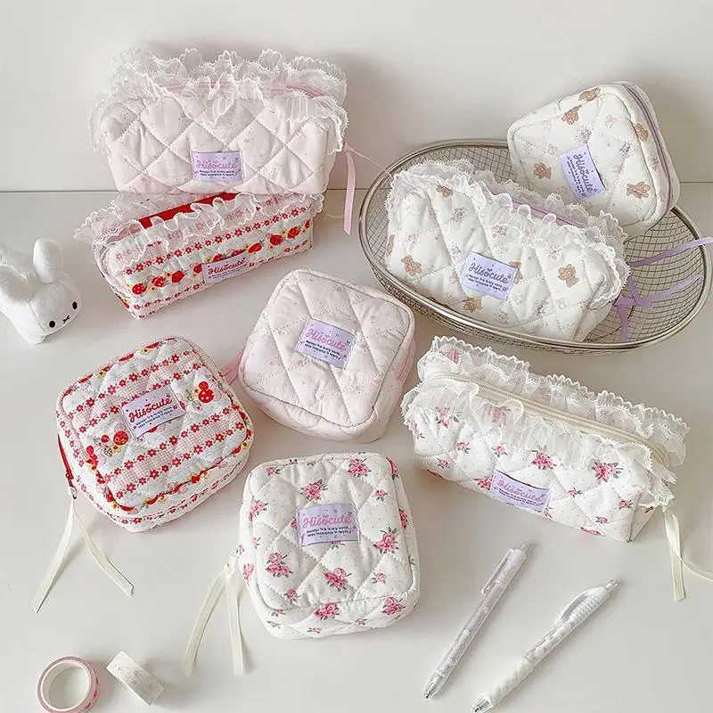 Niedliche, mit Spitze verzierte, gesteppte Kosmetiktasche mit großem Fassungsvermögen und hübschen Blumenmuster, ideal für die tägliche Aufbewahrung von Make-up, für Reisen und den Schulgebrauch. – Detail 10