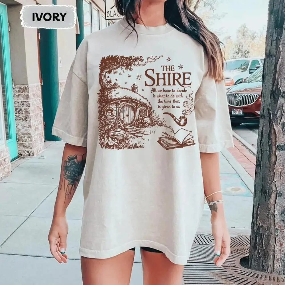 قميص The Dice Giveth and Taketh Away، تي شيرت RPG مضحك على سطح الطاولة، تي شيرت Hobbiton Fantasy Landscape، قميص DND Gamer Meme، قميص TTRPG The Shirt