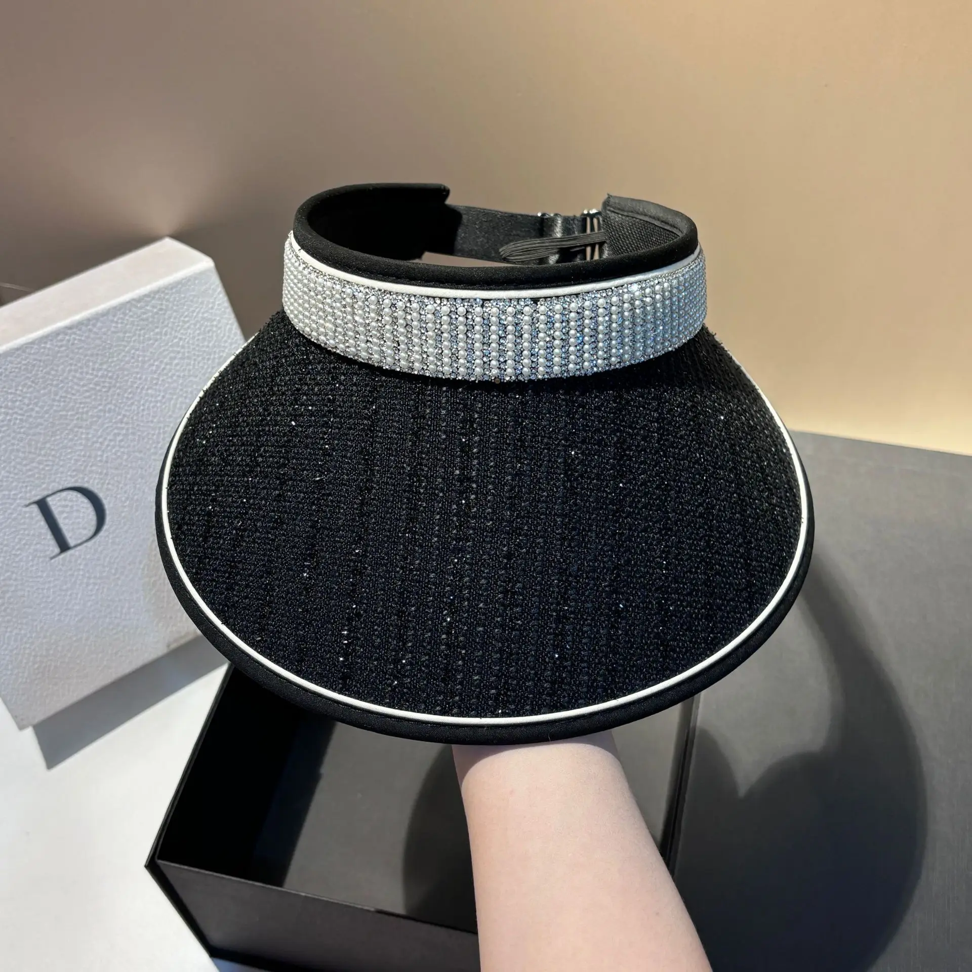 

Женская летняя светская шляпа Xiaoxiangfeng с пустым верхом от солнца, украшенная жемчугом и бриллиантами, шелковая яркая, складная для защиты от солнца на открытом воздухе