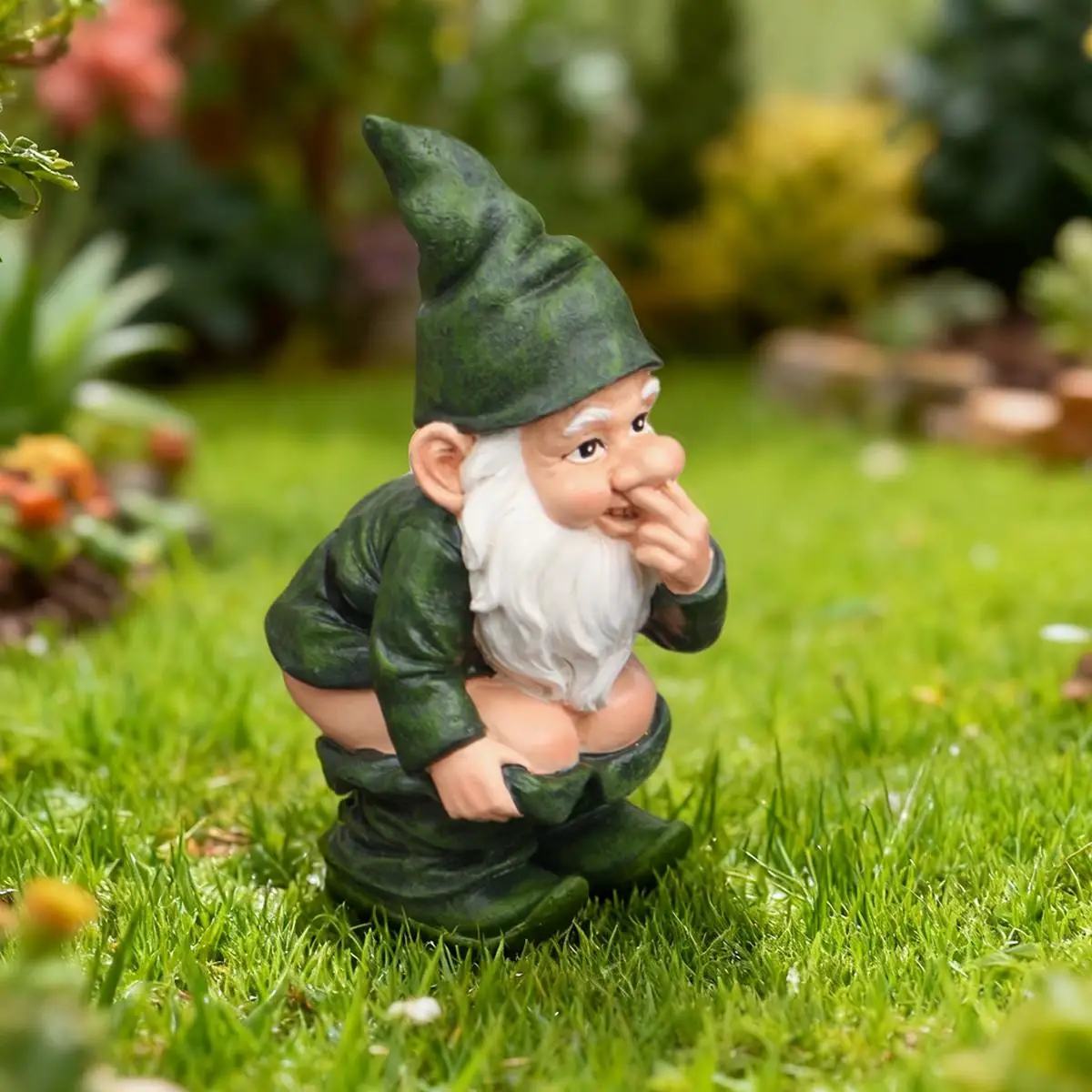 1pc Stinky Dwarf, a funny resin dwarf figurine suitable for decoration in parks, courtyards, gardens, and lawns.
