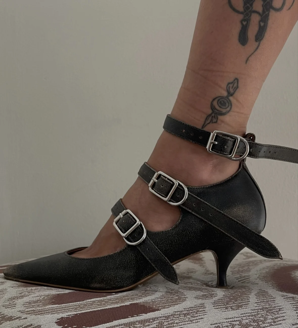 New Spring/Summer Women Vintage Distressed High Heels Three Buckle Straps Kitten Heel Pointed Toe Fashion Party Daily Pumps