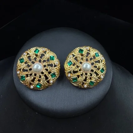Ancient gold sand gold hollow engraving accessories emerald square diamond replica European-style castle noble jewelry