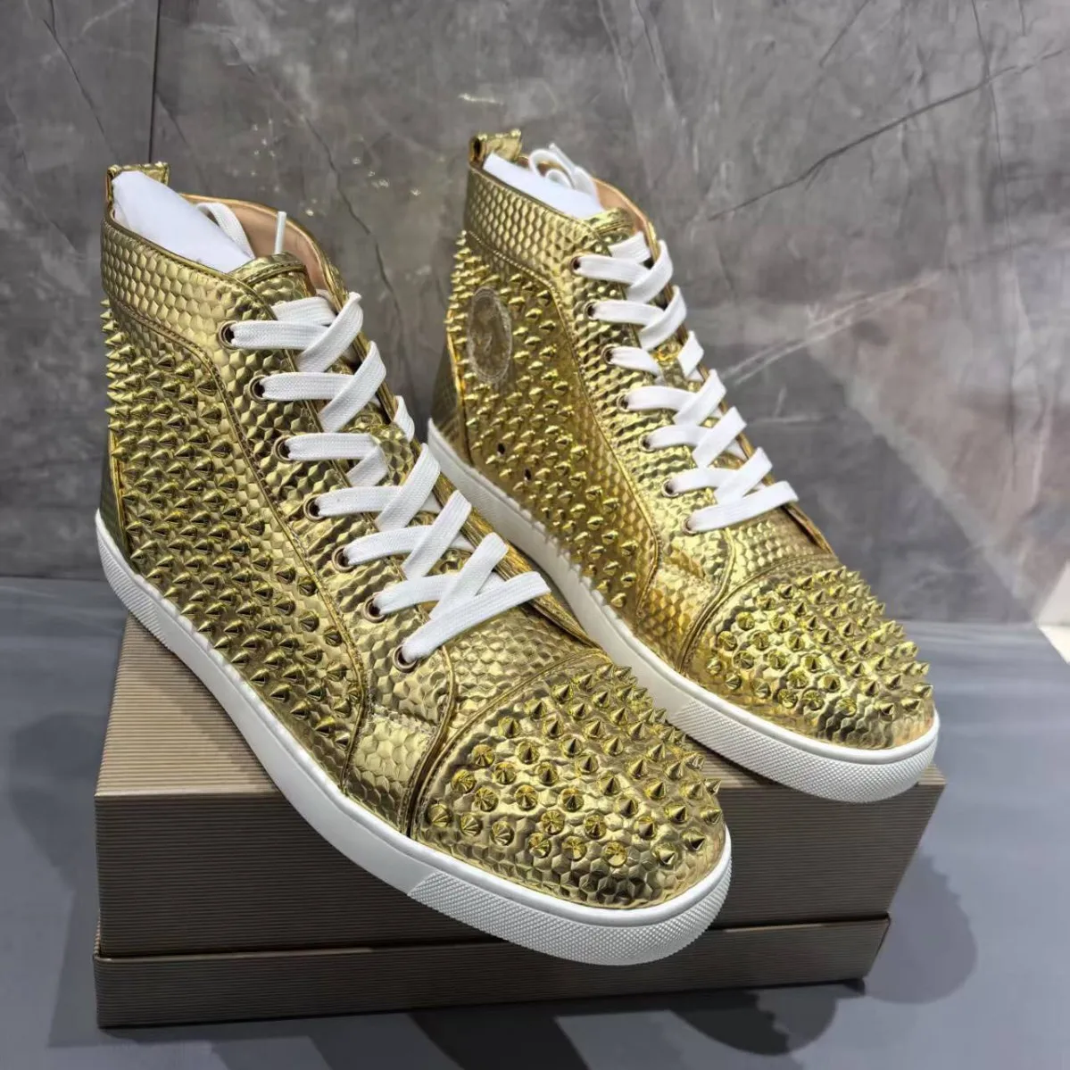 

Gold rivet red sole casual high-top printed board shoes men's shoes wear-resistant men's casual shoes