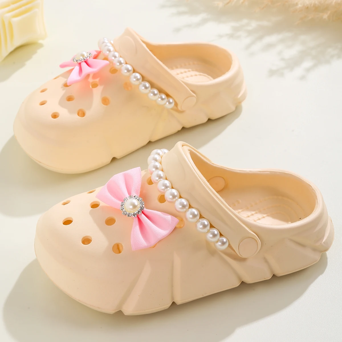 Girls casual breathable clogs with bow accessories, slip-on beach slippers, non-slip garden clogs shoes for the beach