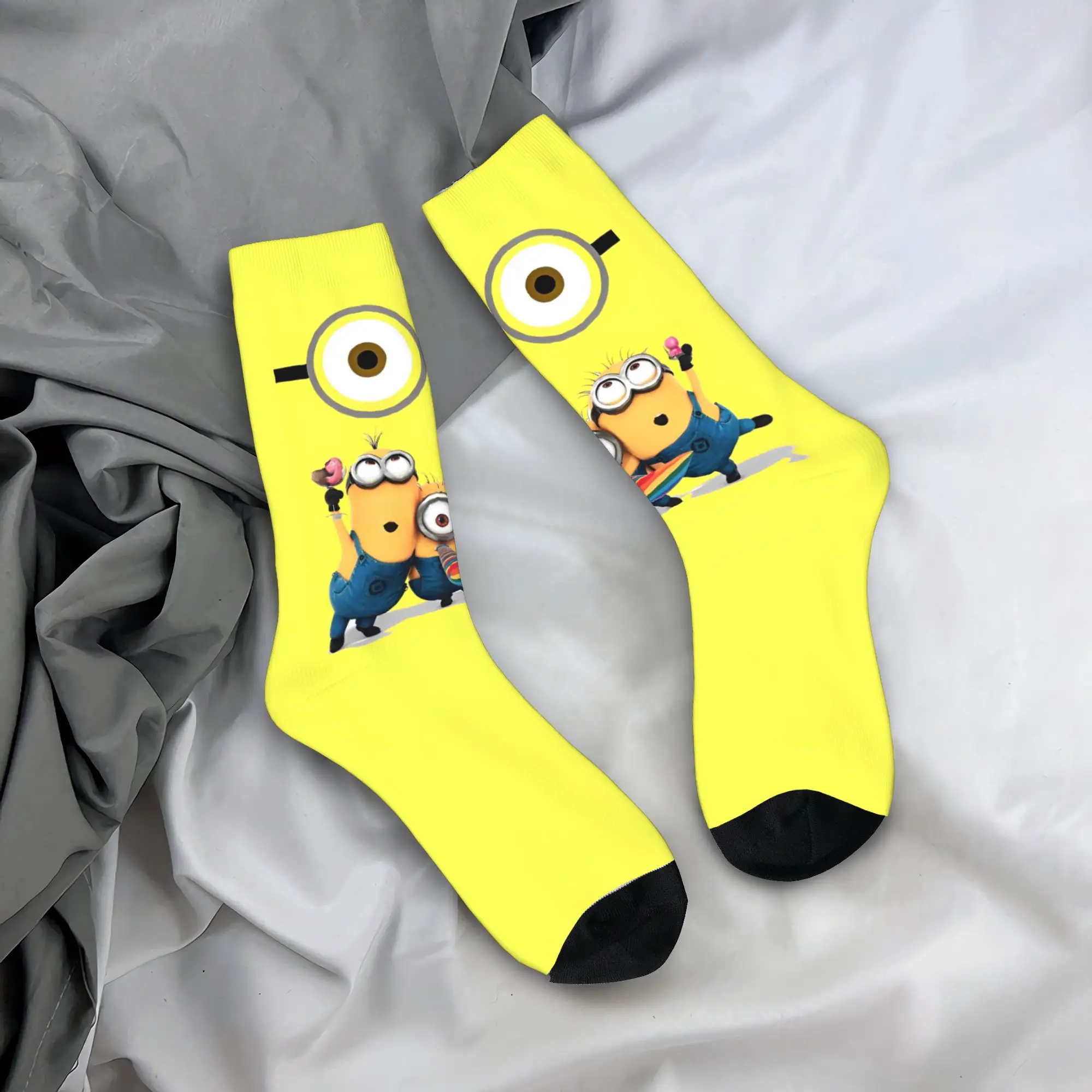 جوارب كرة القدم M-Minions بتصميم مجنون، جوارب طويلة من البوليستر الكرتوني الكوميدي للنساء والرجال ماصة للعرق،