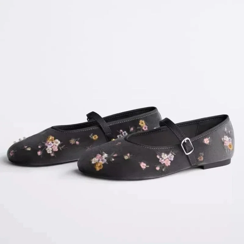 

Элегантные балетки с вышивкой и кристаллами из бисера, женские уютные атласные туфли Мэри Джейн с круглым носком, модные туфли на плоской подошве с узкой пряжкой