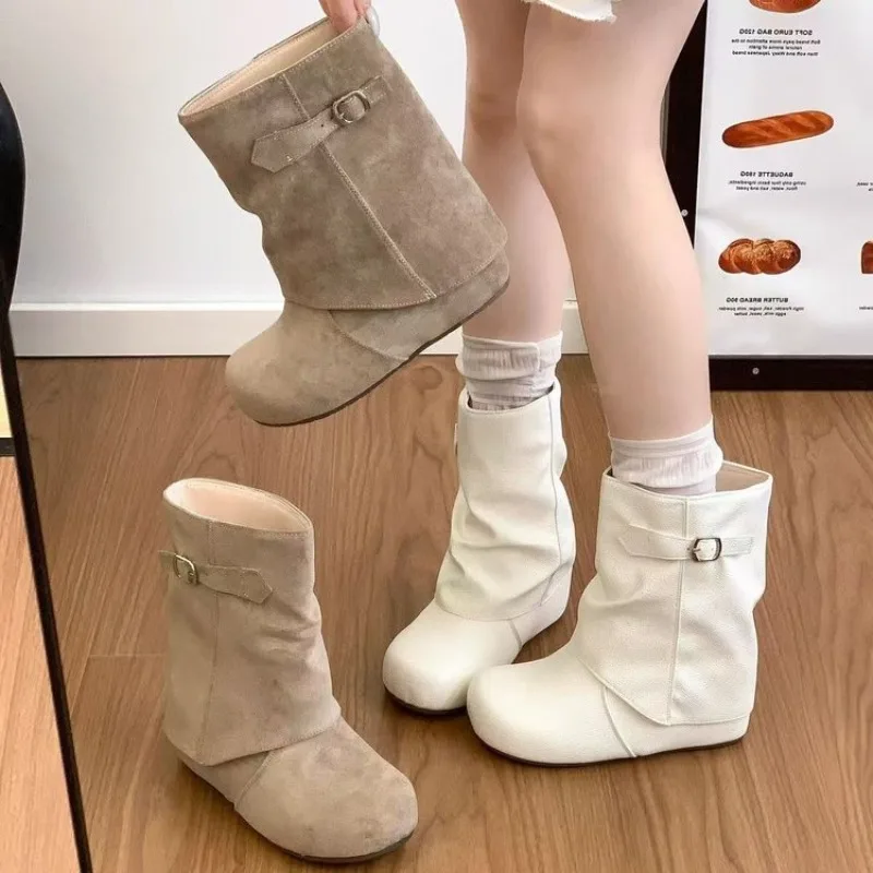 Damen-Stiefeletten mit runder Spitze, aus Wildleder, mit seitlicher Schnalle, faltbarem Schaft, Keilabsatz, verstecktem Absatz, im lässigen Lazy-Style, für Herbst und Winter. – Detail 5