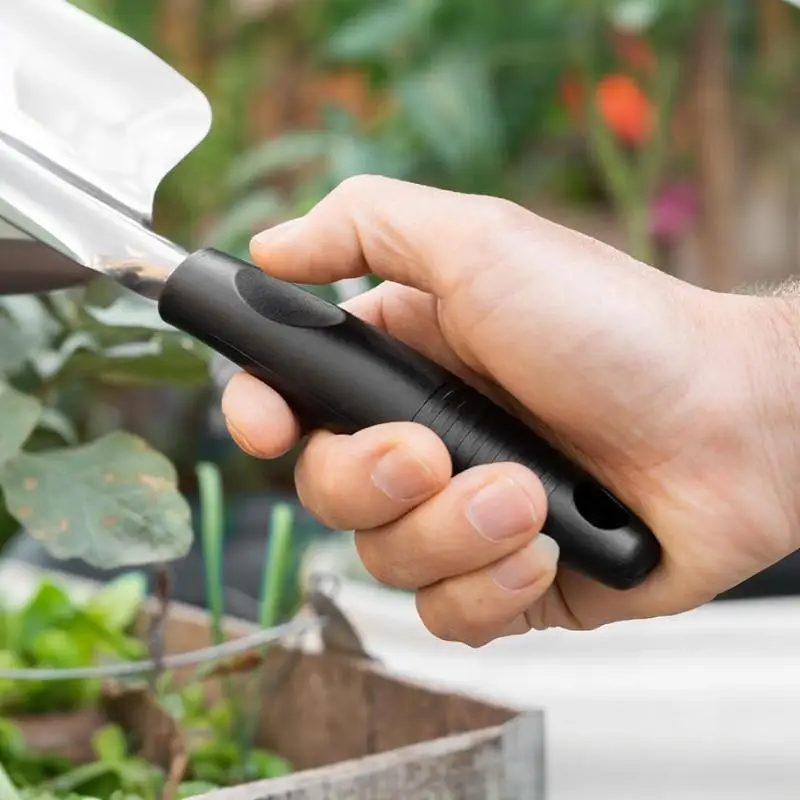 Edelstahl-Gartenspatel mit Tiefenmarkierungen, ergonomischem Soft-Grip-Griff zum Pflanzen und Umpflanzen, leicht zu reinigen, robust. – Detail 7