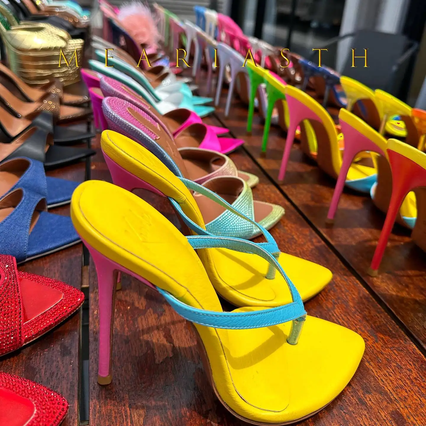 

Новые разноцветные сексуальные сандалии с круглым носком на тонком каблуке, женские вечерние повседневные тапочки без шнуровки с воздушной пяткой, лето 2023 г.