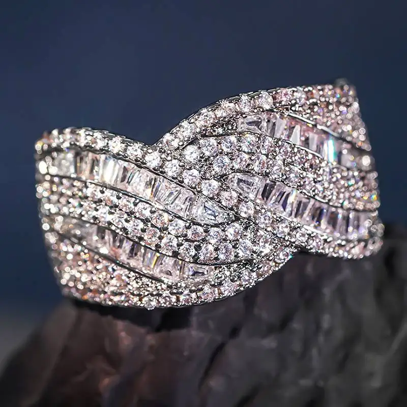 Huitan Luxus Damenring Kreuzdesign Hochzeits-Fingeraccessoire Modischer Charmanter Party-Verlobungsring Schicker Schmuck mit Glänzenden Zirkonia-Steinen