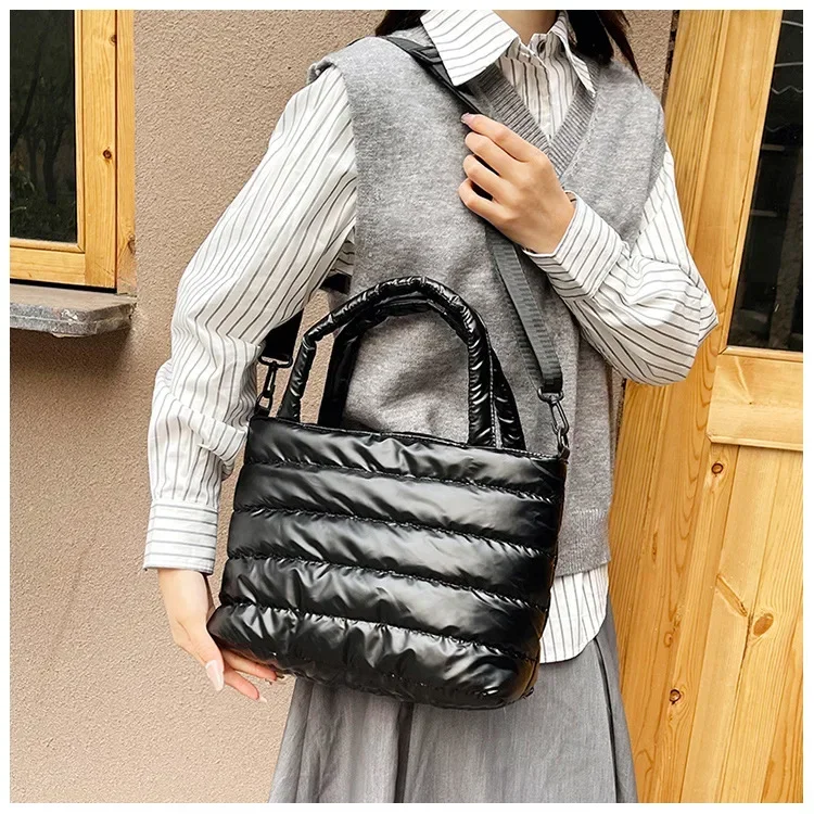 Modische Tragetasche, große Kapazität, mit Baumwolle gepolsterte Tasche, wasserdicht, tragbar, warmhaltende Handtasche, gesteppt, einfarbig, für Freizeit und Winter – Detail 4