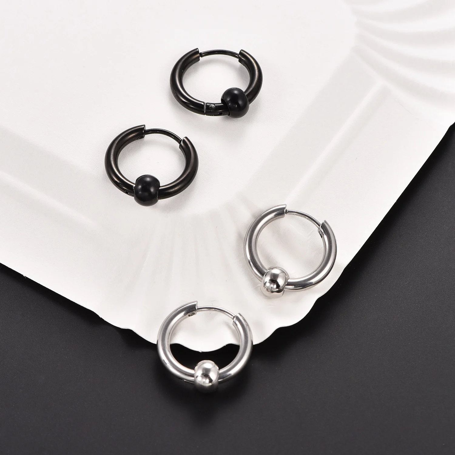 1 Paar/2 Stück Schwarze Edelstahl-Kreisperlen Huggie-Scharnier-Creolen Ohrstecker Hochwertiger Punk-Rock-Stil Ohrschmuck – Detail 5