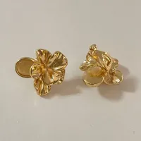 Women's Luxury Niche Design Golden Petal Ear Clips French Retro Three-dimensional Metal Opal Flower Clip on Earrings No Piercing