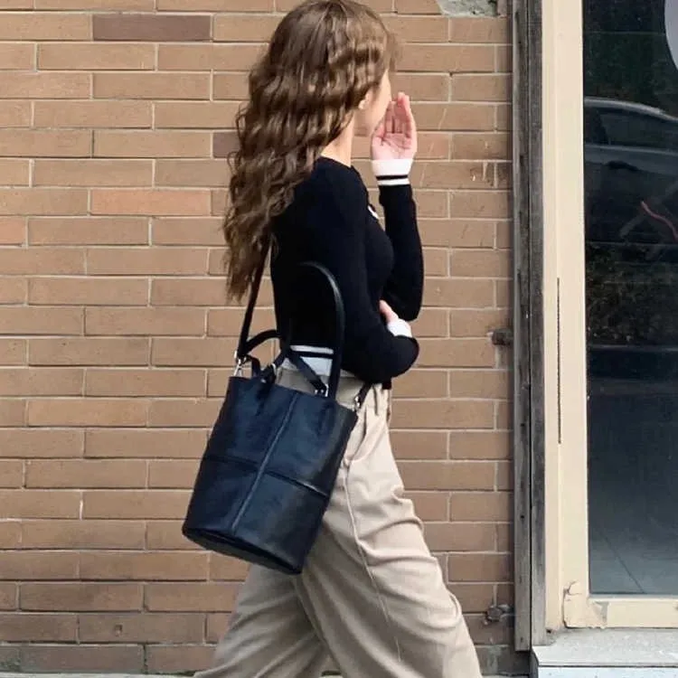 

New retro large-capacity bucket bag for wome featuring high-end versatile underarm bag. vintage simple hand and shoulder bag