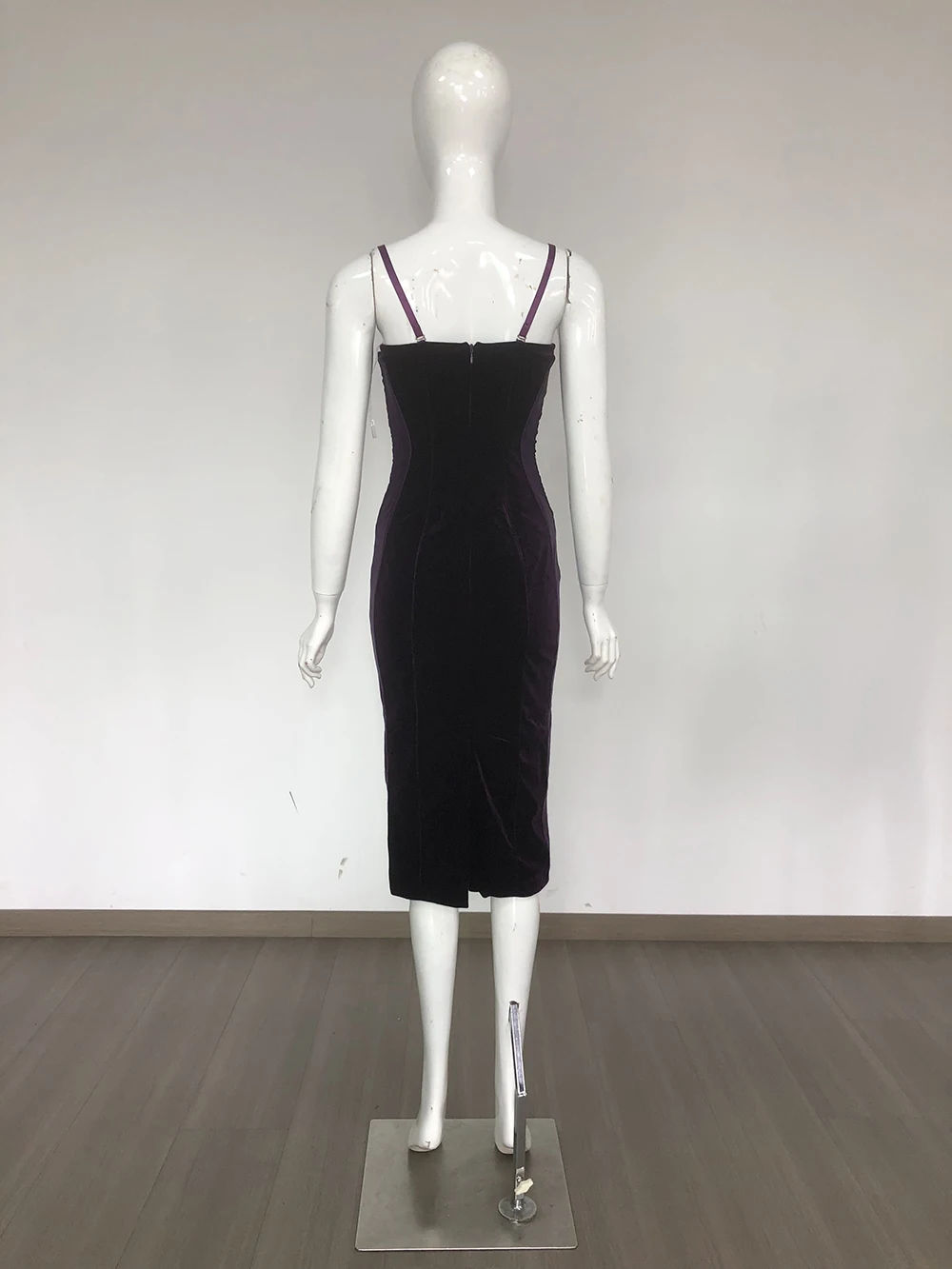 Opulentna, fioletowa, aksamitna sukienka midi w stylu gorsetowym z rękawiczkami, seksowna, nowa, bez pleców, obcisła, elegancka sukienka wieczorowa w stylu celebryckim.