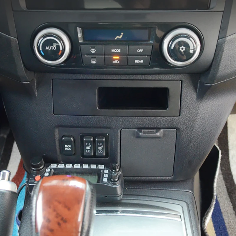 Car wireless charger for Mitsubishi Pajero 2006-2018 charging pad phone mount mobile holder car phone charger
