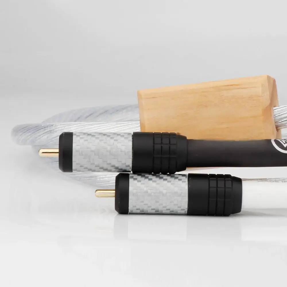 HiFi Supreme Reference 8 코어는 RCA 케이블과 앰프 CD 플레이어용 탄소 섬유 RCA 플러그를 상호 연결합니다.