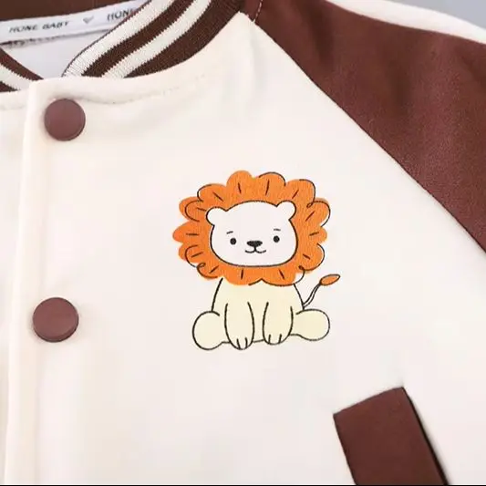 Niedliche Baseball- und College-Jacke mit Löwen-Cartoon-Motiv, 3-teiliges Set für Babys, Jungen, Baumwoll-Langarmshirt, Hose, Frühling/Herbst, 80-120 cm – Detail 4