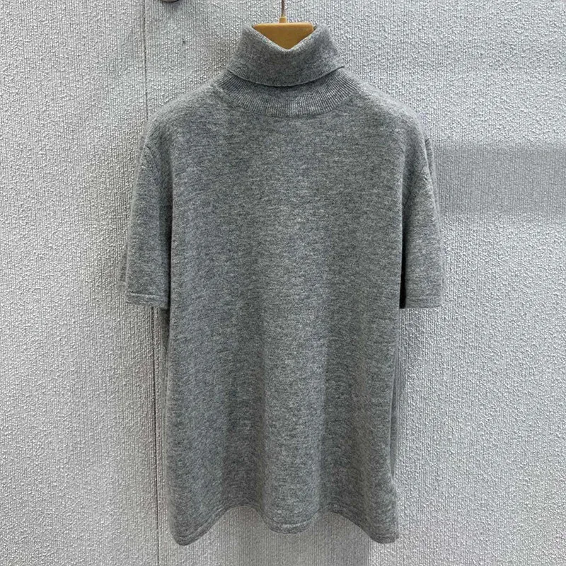 

High-quality women's knitted t-shirt with a textured and foldable high collar, in a gray short sleeve style 2582193