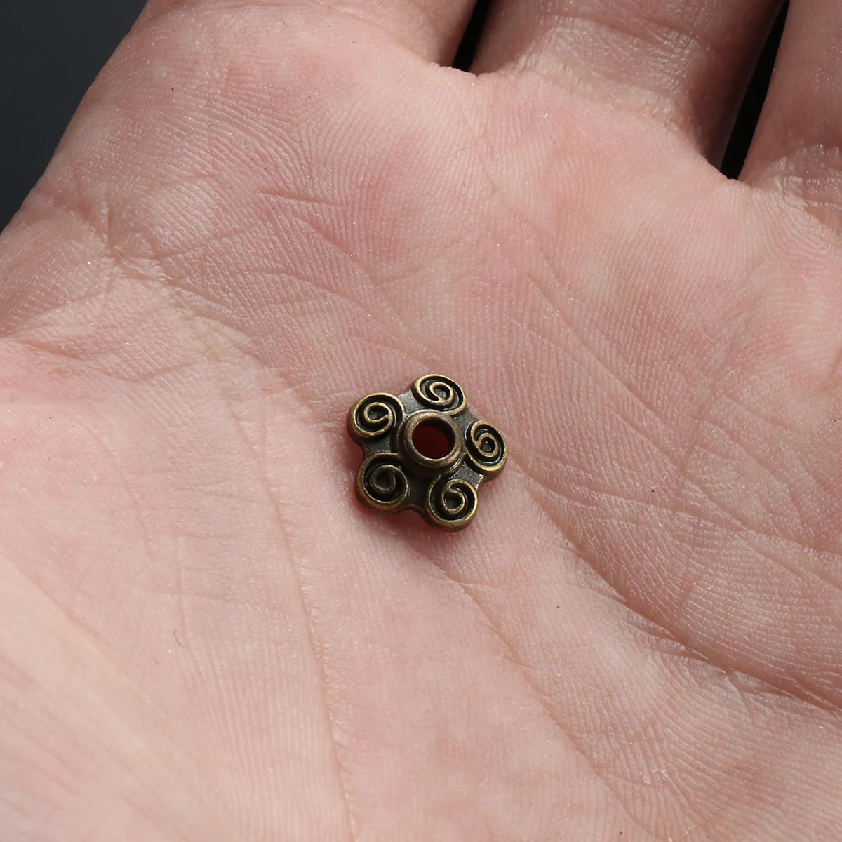 

180pcs Metal End Caps Diy Flower Pendants Necklace Jewelry Accessories Alloy Receptacle Multi-Purpose Gift For Friends Family