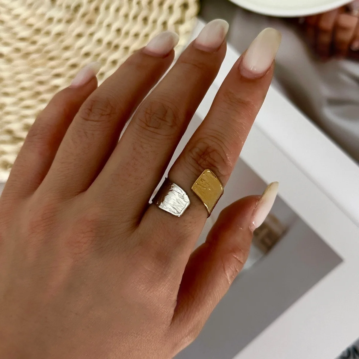 Französische Vintage-Fingerringe mit hohlem, gewelltem Design, imitierten Perlen und Spiralblatt-Motiven für Damen und Herren, im Nischenstil, geometrischer Ring, ästhetischer Schmuck. – Detail 13