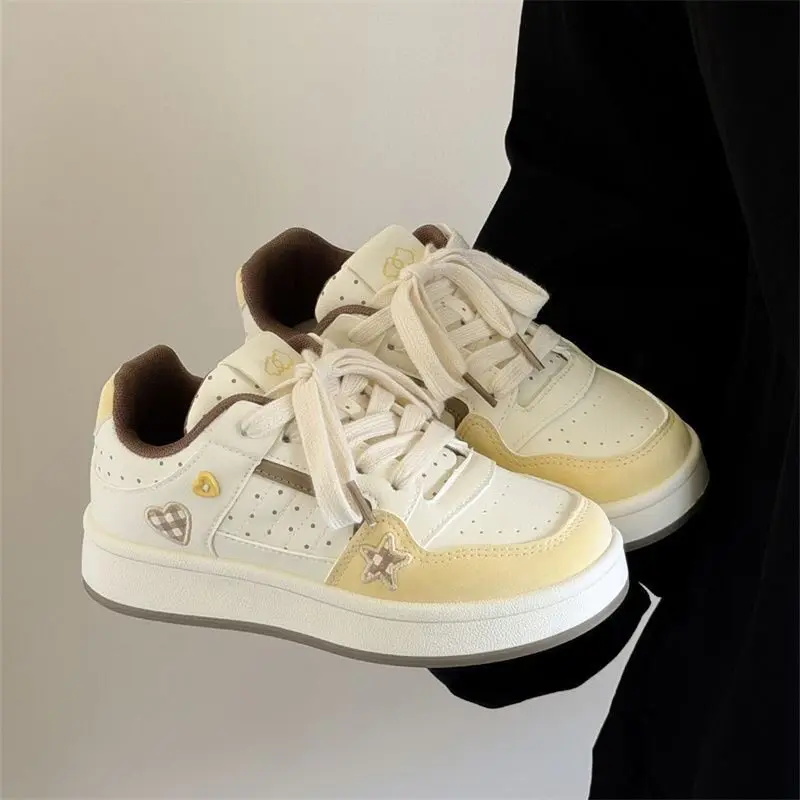 Breathable Sporty Women's White Sneakers Adorable Versatile Casual Board Shoes 2026 New Style Student Bread Shoes